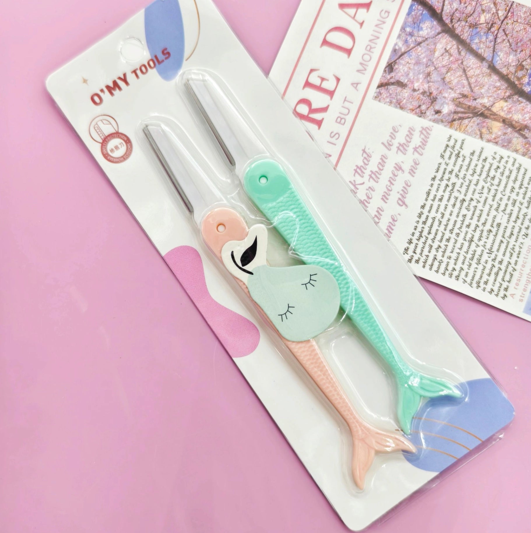 Navaja de cejas estilo sirena, ligera y práctica. Venta exclusiva en packs de 24.