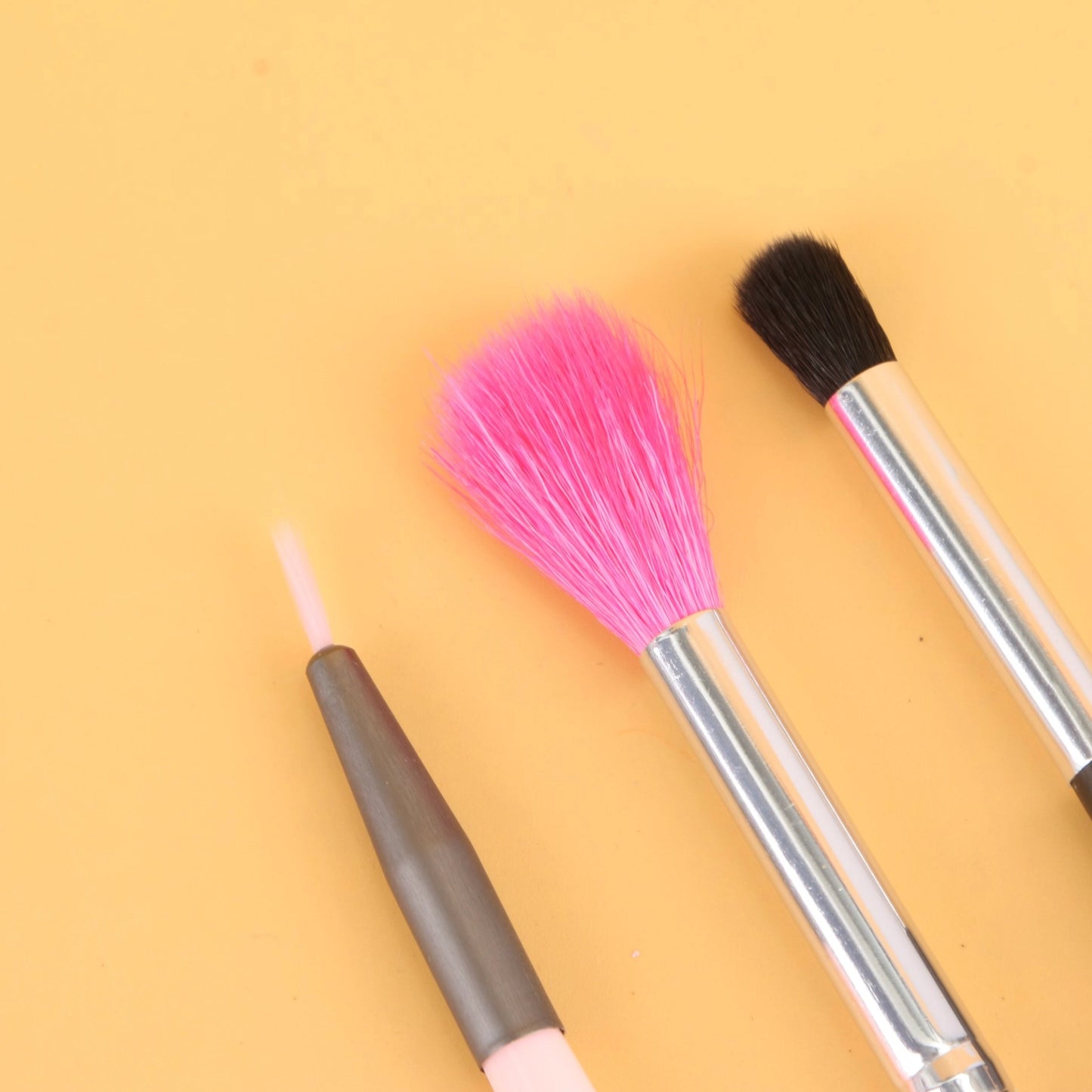 Set de 2 Brochas de Maquillaje mas 1 Pincel de Precisión