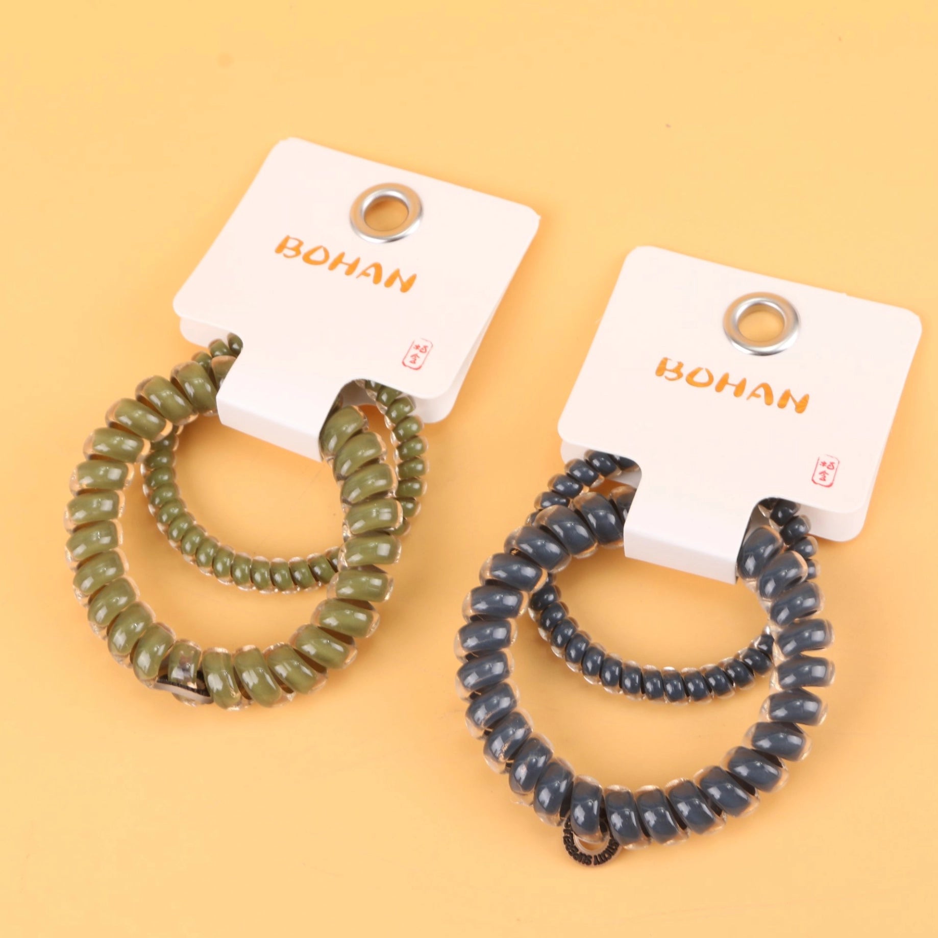 fondo tomate con 2 Ligas para el cabello en espiral doble, resistentes y modernas.