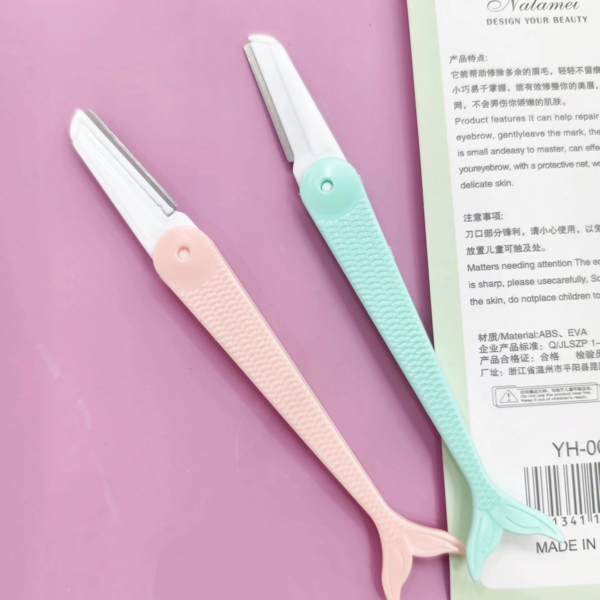 Navaja de cejas estilo sirena, ligera y práctica. Venta exclusiva en packs de 24.