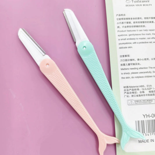 Navaja de cejas estilo sirena, ligera y práctica. Venta exclusiva en packs de 24.