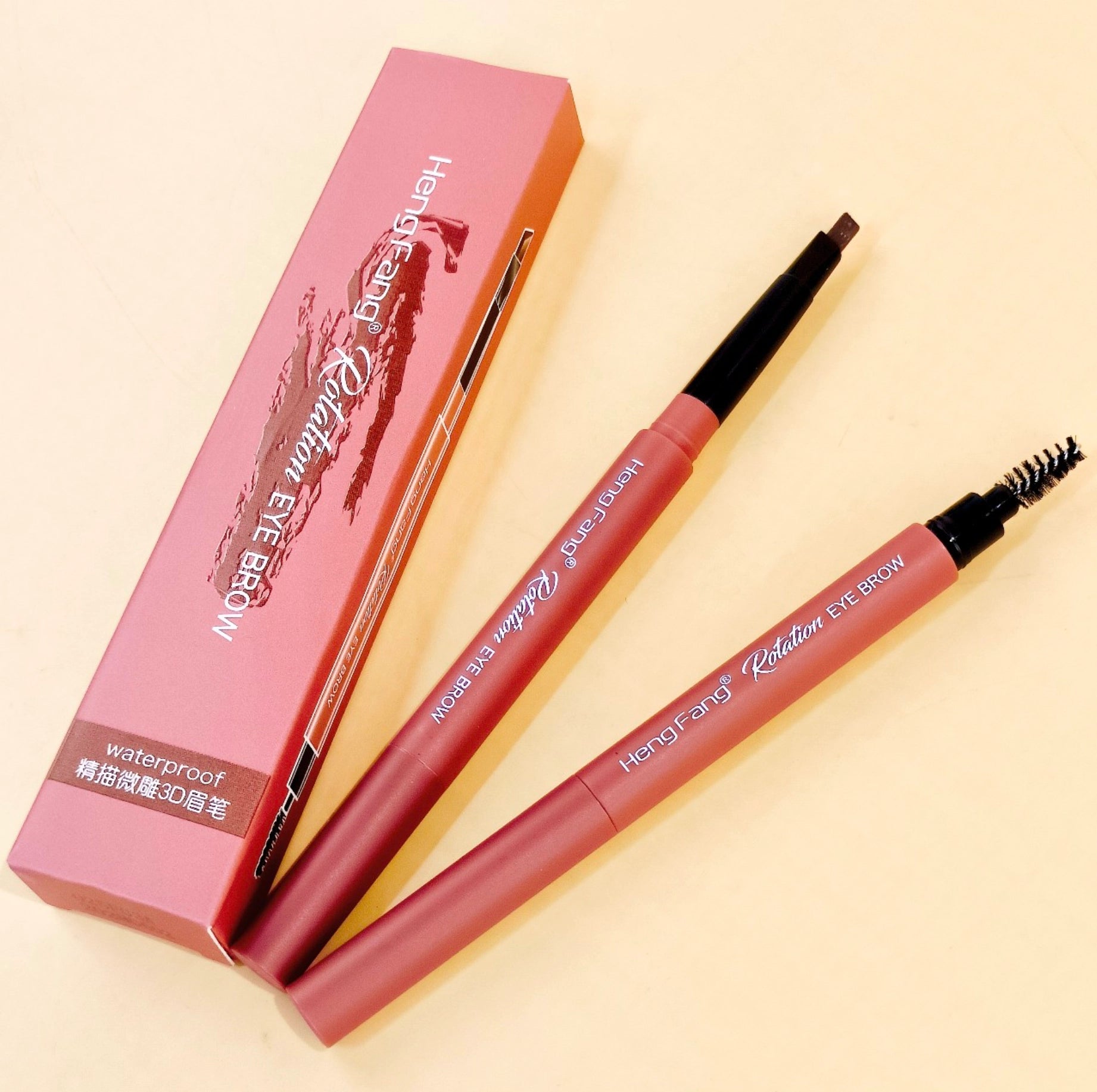 Lápiz de cejas retráctil 3D a prueba de agua, preciso y duradero. Se vende en cajas de 24, ideal para mayoristas y tiendas de belleza.