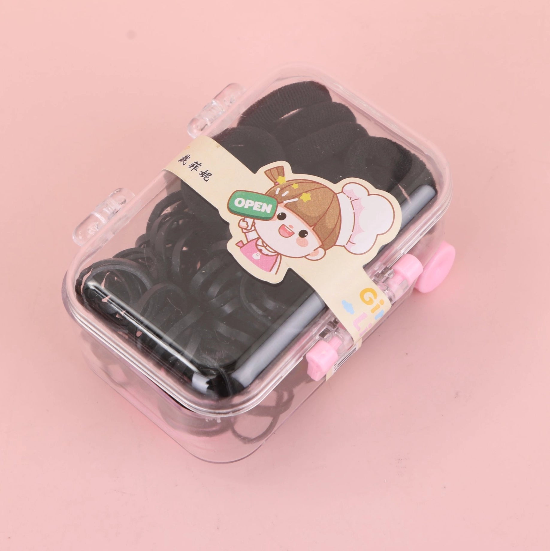 fondo rosa con Ligas elásticas negras presentadas en caja tipo maleta. Prácticas y resistentes. Ideal para mayoristas y tiendas de accesorios.