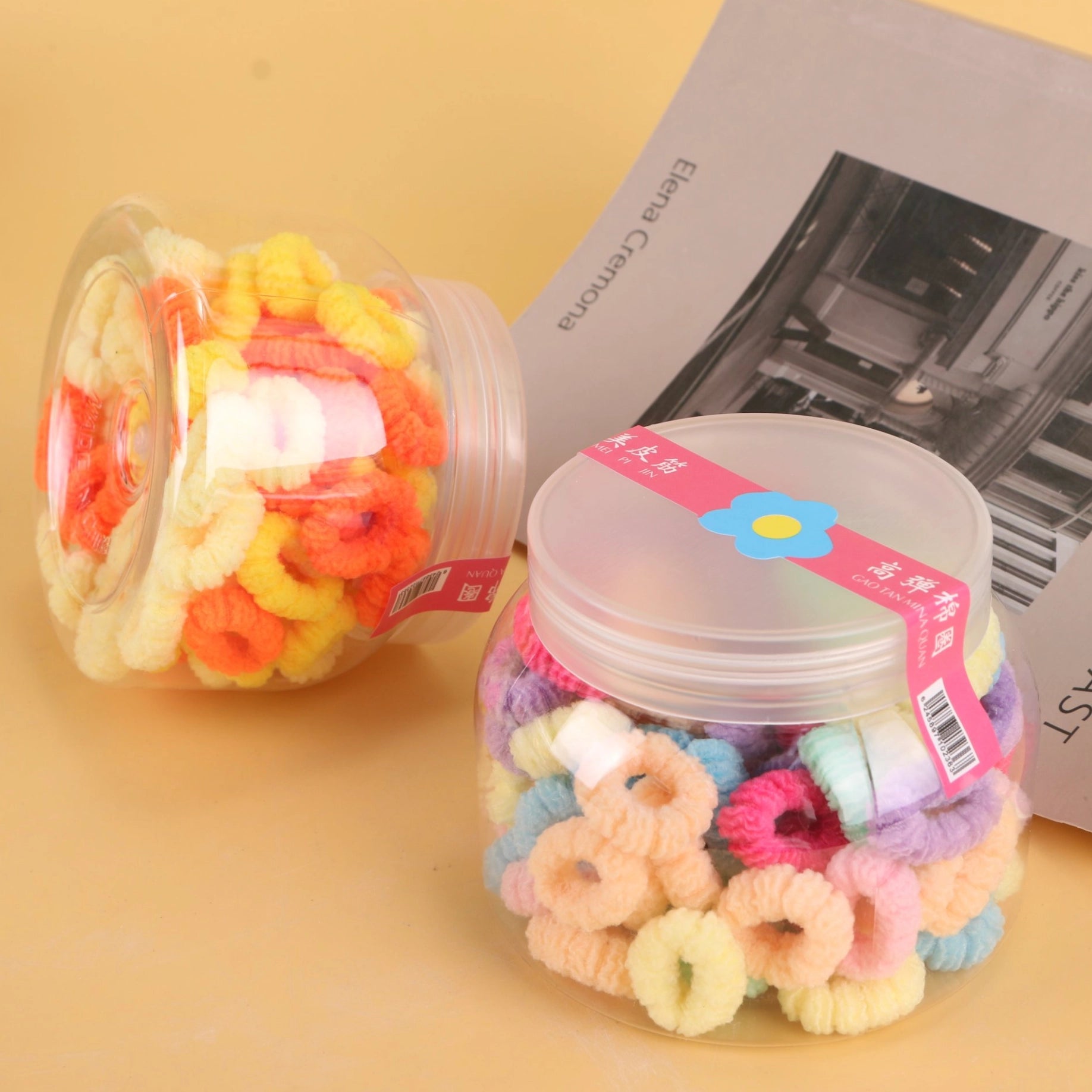 fondo tomate con Ligas para el cabello en frasco tipo Big Belly Cup, coloridas y resistentes. Prácticas para uso diario y venta mayorista.