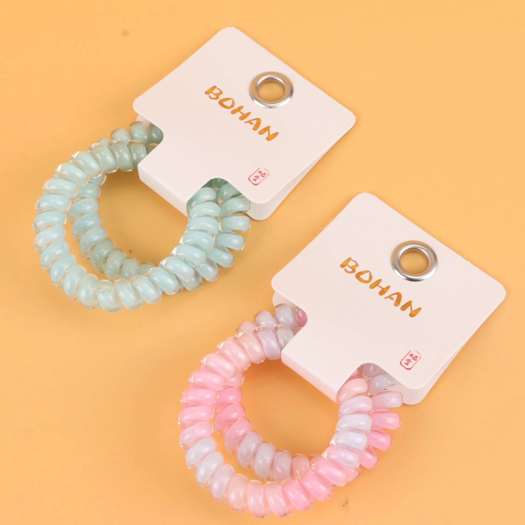 fondo tomate con Ligas para el cabello en espiral tipo cable telefónico, resistentes y coloridas. Ligero set de 21 g, ideal para mayoristas y tiendas de accesorios.