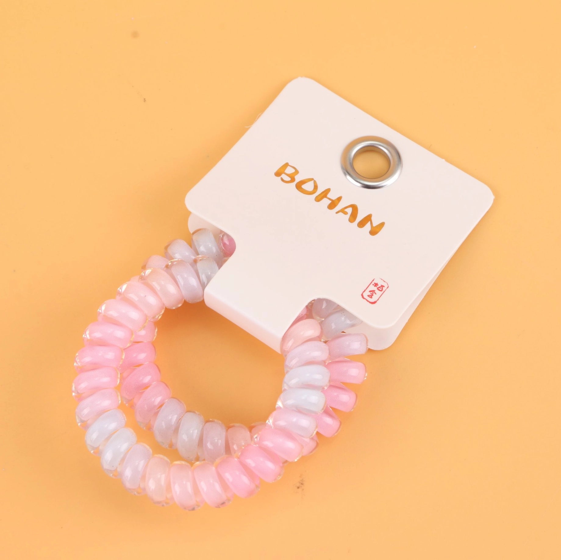 fondo tomate con una Liga para el cabello en espiral tipo cable telefónico, 