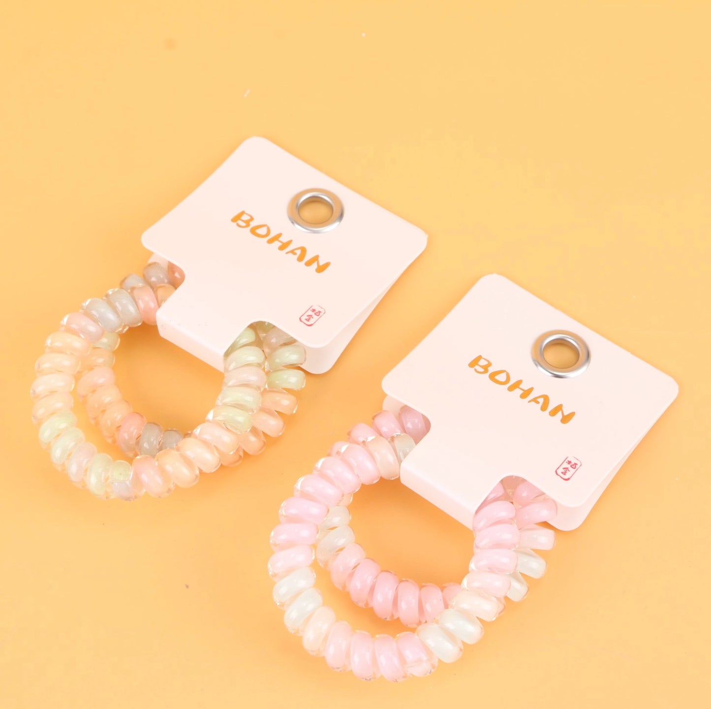 fondo tomate con dos Ligas para el cabello en espiral tipo cable telefónico, resistentes y coloridas. Ligero set de 21 g, ideal para mayoristas y tiendas de accesorios.