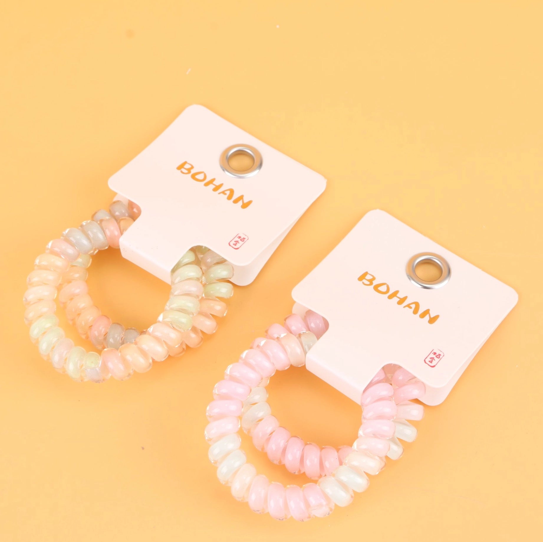 fondo tomate con dos Ligas para el cabello en espiral tipo cable telefónico, resistentes y coloridas. Ligero set de 21 g, ideal para mayoristas y tiendas de accesorios.