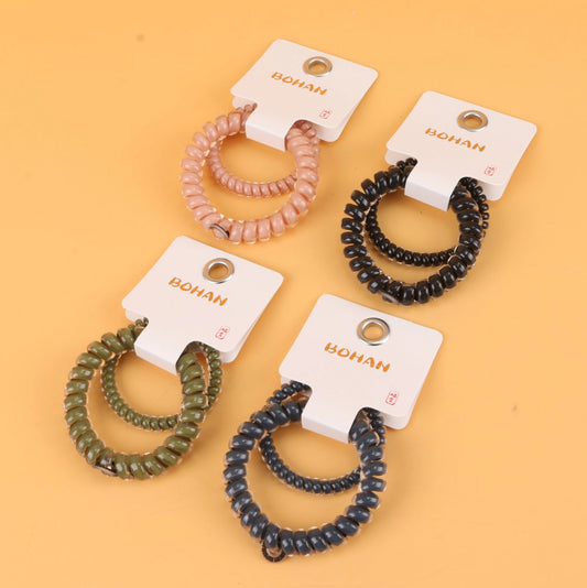 fondo tomate con 4 Ligas para el cabello en espiral doble, resistentes y modernas.